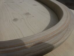 Lukenrand mit fertigem Süllrand - die beiden Leisten aus Kirschbaumholz mit einem Esche-Streifen dazwischen ergeben ein nettes Muster